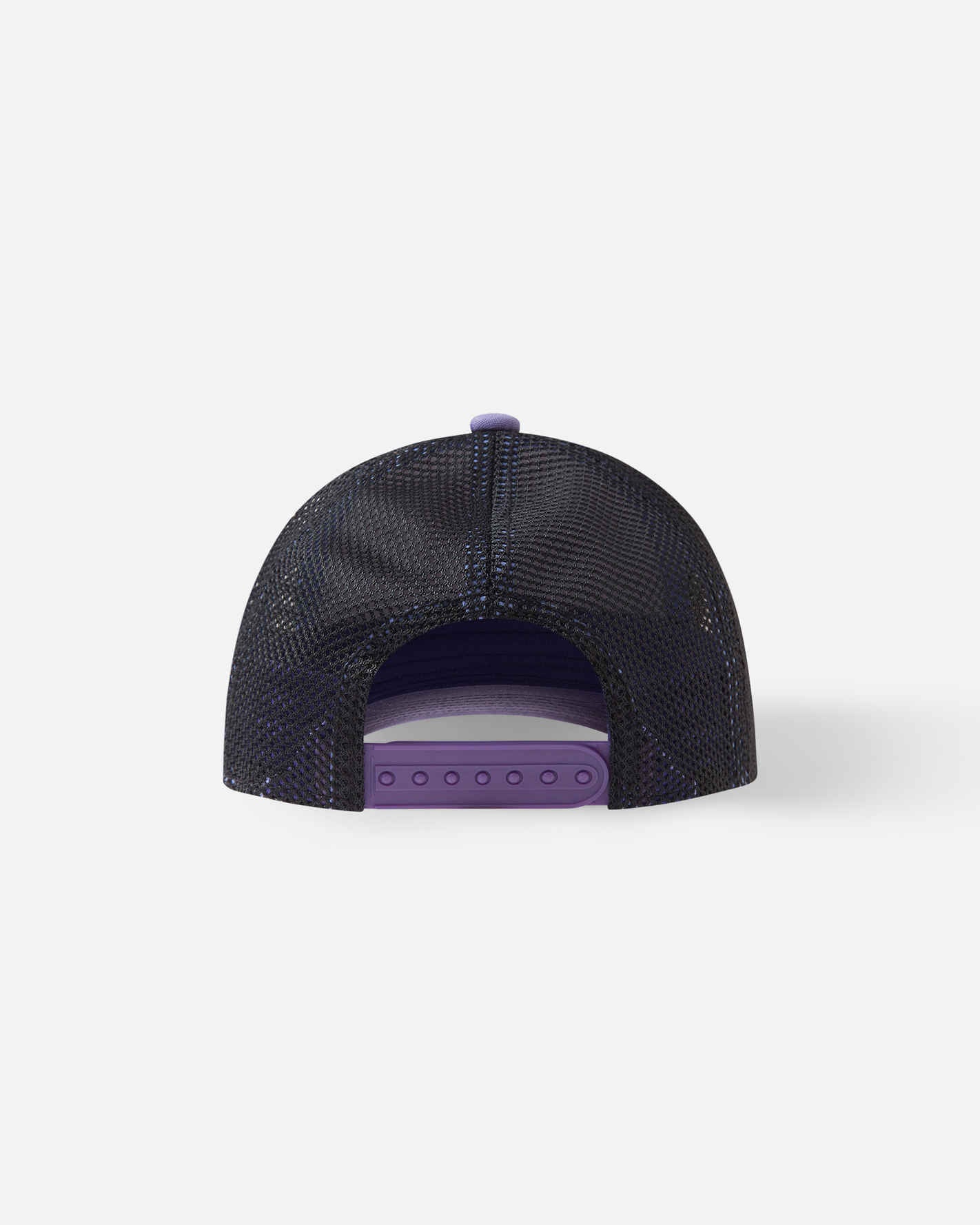 Back view of the misty violet Reima Liplatus kids' mesh trucker hat, highlighting the contrasting black mesh structure and the adjustable purple snapback closure for maximum comfort.