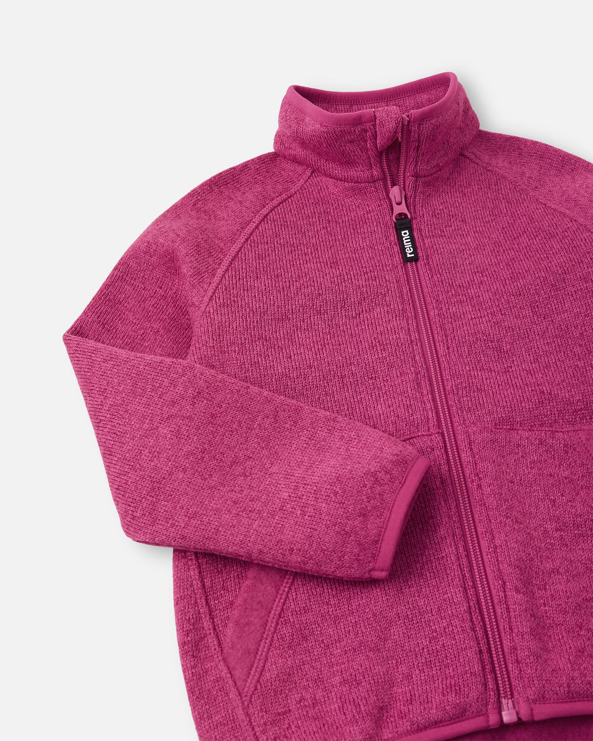 Close-up of the high collar and full-length zipper on the rosy berry Reima Hopper kids' fleece jacket, highlighting the smooth zipper operation and anti-chafe design.