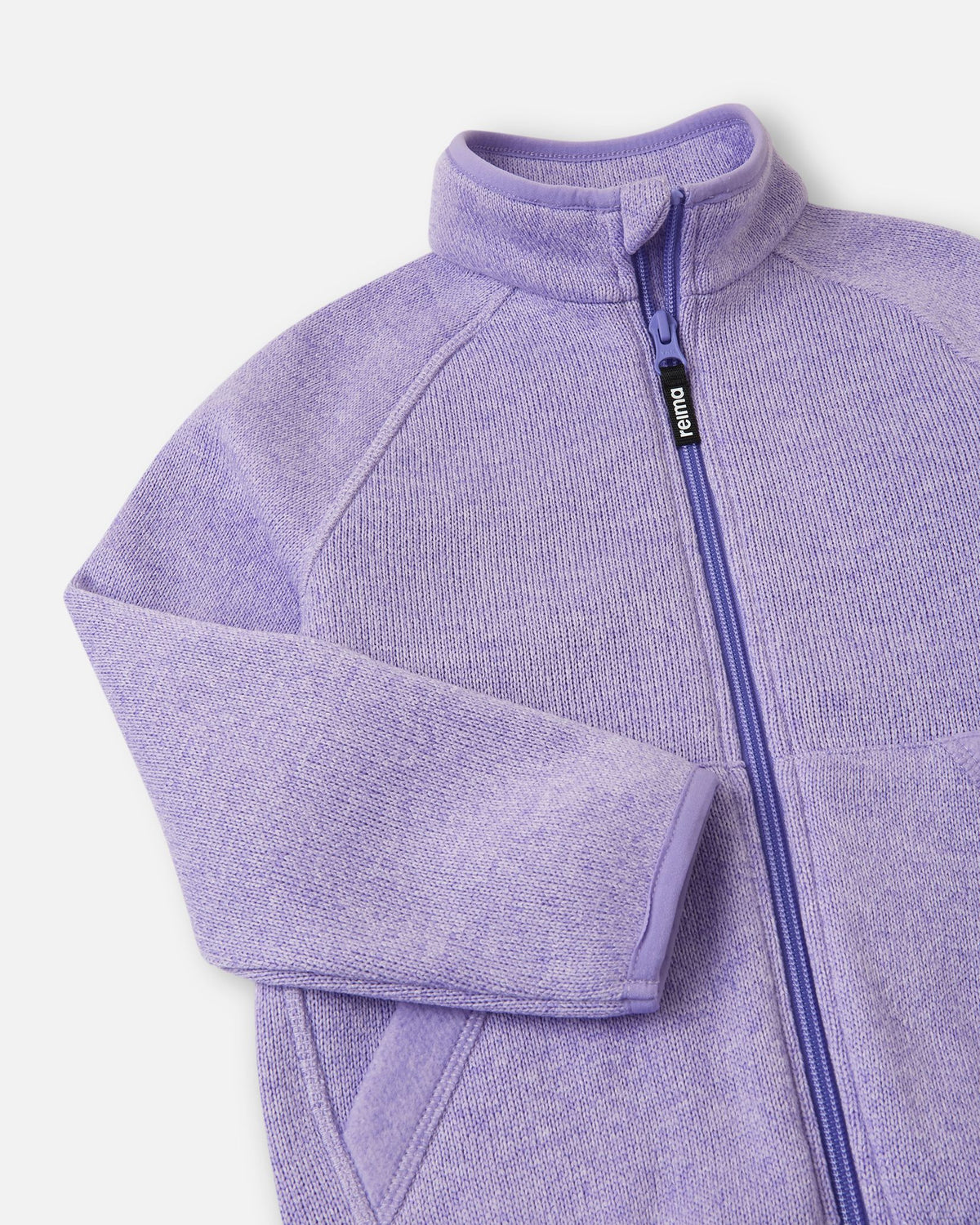 Close-up of the high collar and full-length zipper on the blooming lilac Reima Hopper kids' fleece jacket, highlighting the smooth zipper operation and anti-chafe design.