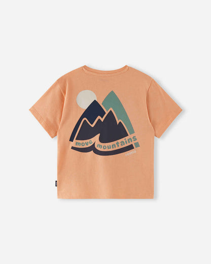 Back view of the apricot Reima Ikioma kids' UPF 50+ sun shirt, showcasing a large, stylized mountain graphic print with the motivational phrase "move mountains" across the back.