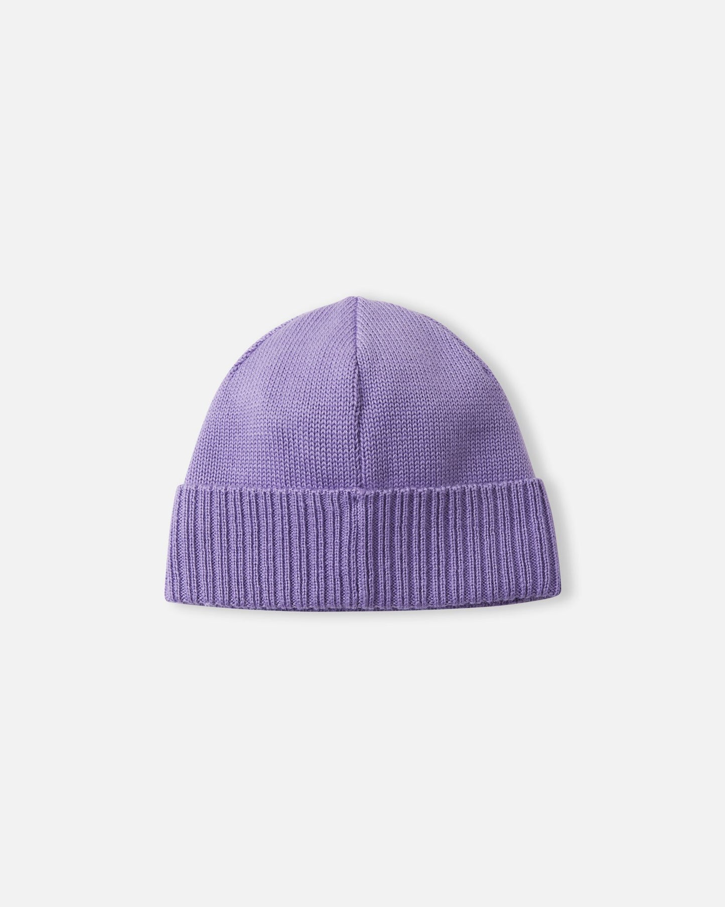 Angled side view of the blooming lilac Reima Kalotti kids' merino wool beanie hat, highlighting the small black Reima logo tag on the ribbed brim.
