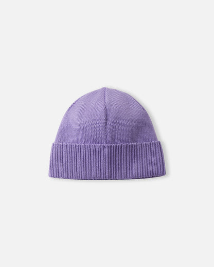 Angled side view of the blooming lilac Reima Kalotti kids' merino wool beanie hat, highlighting the small black Reima logo tag on the ribbed brim.