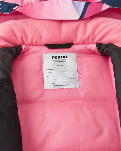 Inside collar view of the soft coral Reima Kiiruna youth ski jacket, displaying the cozy pink fleece lining, Reima weatherproofing certification, and a customizable interior name tag block.