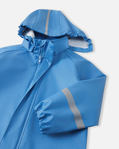 Detailed front view of the Reima Lampi cool blue kids' raincoat collar, displaying a smooth front zipper completely protected by a snap-button storm flap, and a child-safe rain hood that easily detaches using secure snap buttons if snagged during active play.