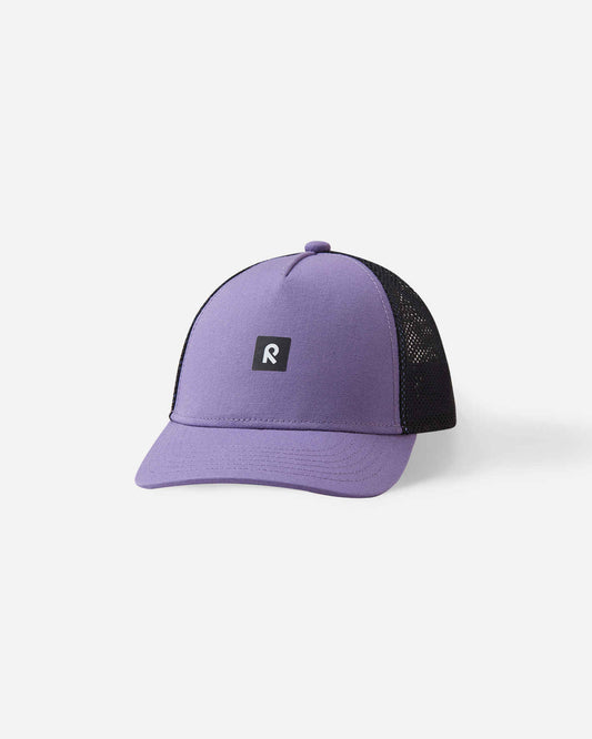 Front view of the Reima Liplatus kids' organic cotton cap in misty violet, featuring a pastel purple front panel, black mesh back for heat regulation, and a protective sun brim.