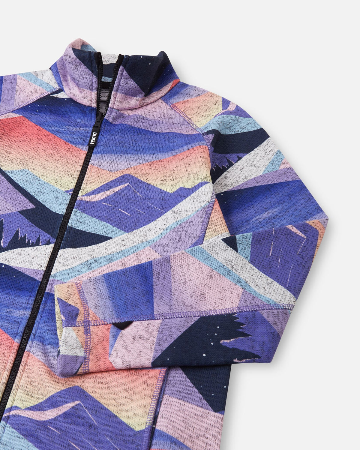 Close-up of the high protective collar and smooth zipper on the breezy violet Reima Niksini kids' fleece jacket, highlighting the anti-chafe chin guard design.