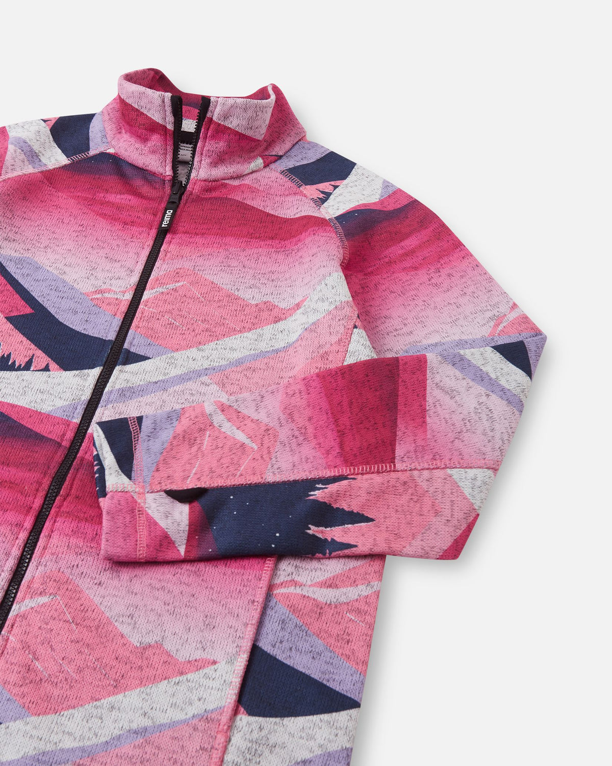 Close-up of the high protective collar and smooth full-length zipper on the soft coral Reima Niksini kids' fleece jacket, highlighting the anti-chafe design.