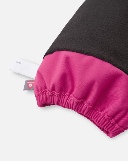 Close-up of the inner cuff on the rosy berry Reima Ote kids' mittens, displaying the soft black fleece lining, an inner name tag, and a PrimaLoft insulation label for thermal heat retention.