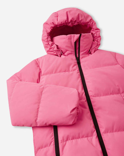 Close-up of the upper chest and stand collar on the soft coral Reima Paimio kids' snow jacket, focusing on the high chin guard, sturdy black zipper, and child-safe detachable hood snaps.
