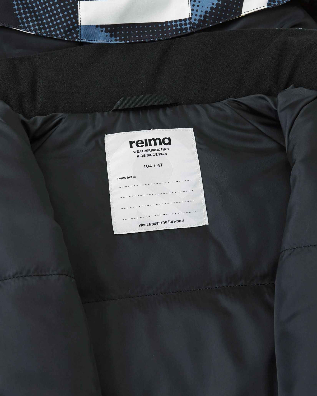 The inner neck label sits against a dark blue fleece lining inside the Blue Ocean Reima Palsi ski jacket.