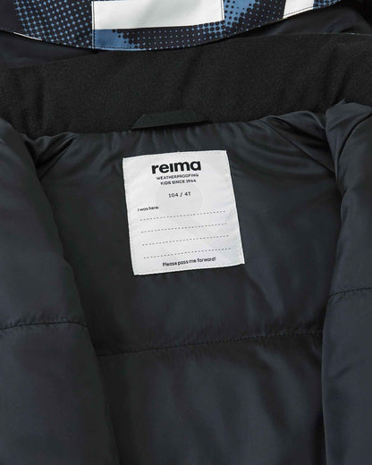 The inner neck label sits against a dark blue fleece lining inside the Blue Ocean Reima Palsi ski jacket.