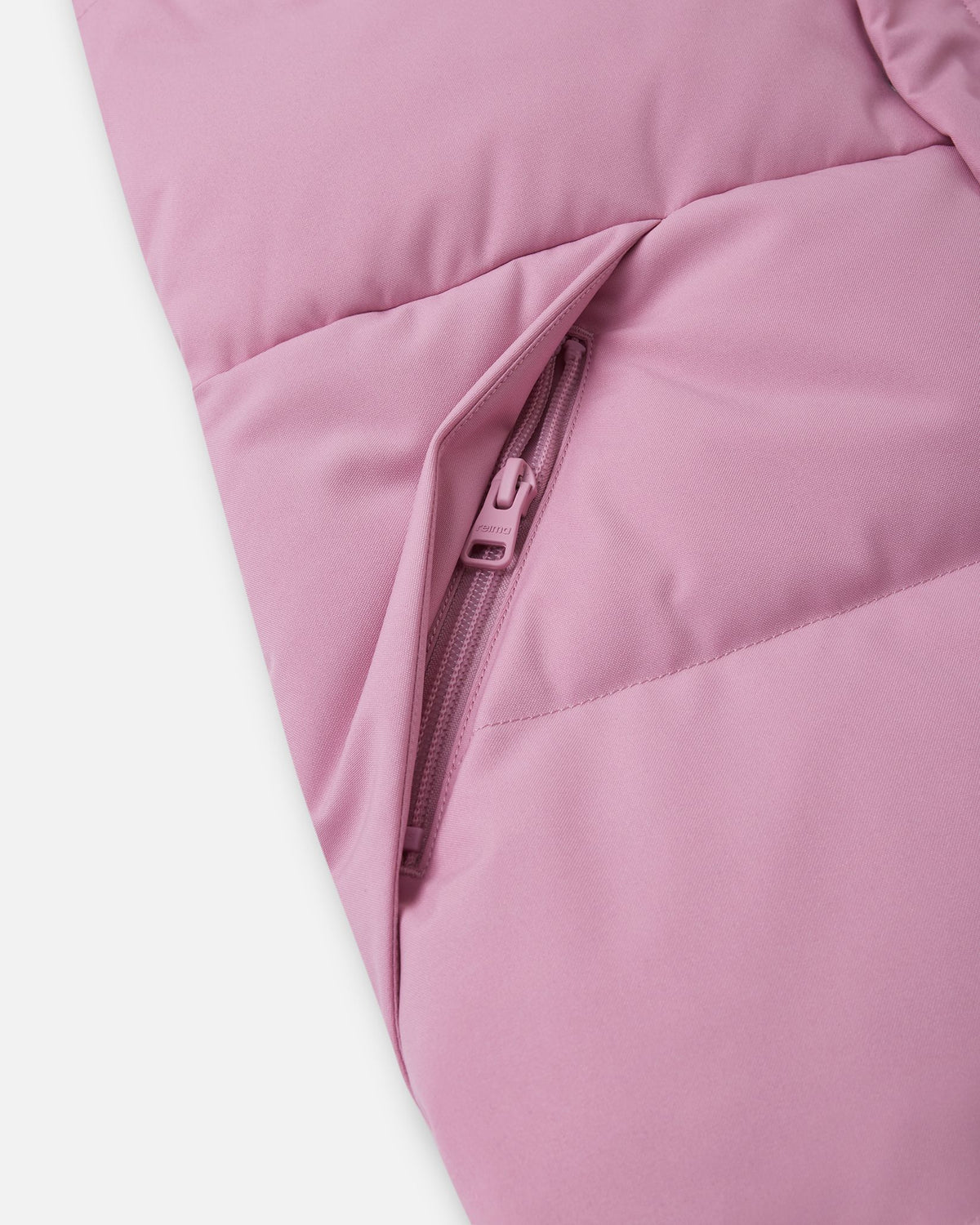 Detailed close-up of the slanted front hand pocket on the grey pink Reima Parkkala girls' long puffer jacket, showcasing the concealed zipper closure and durable Reima-branded pull tab designed to keep winter essentials secure on the go.