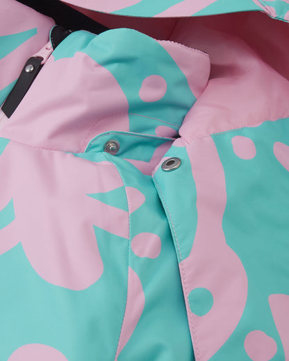Macro detail shot of the collar on the Reima Posio girls' ski jacket, highlighting the secure metallic snap buttons used to attach the removable hood to the light heather pink and teal fabric.