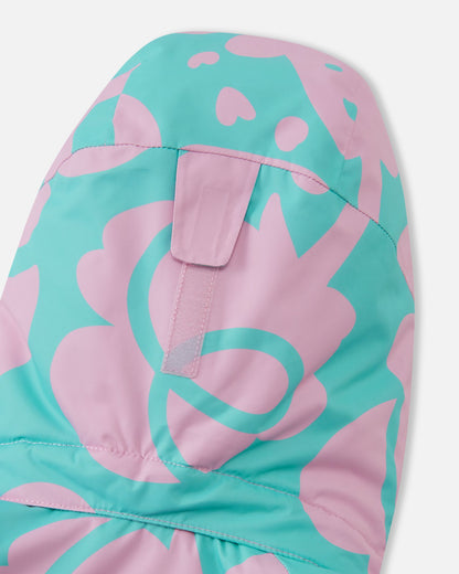 Close-up of the back of the hood on the Reima Posio girls' ski jacket, featuring a reflective safety strip and a Velcro adjustment tab designed to customize the fit, depth, and peripheral vision.