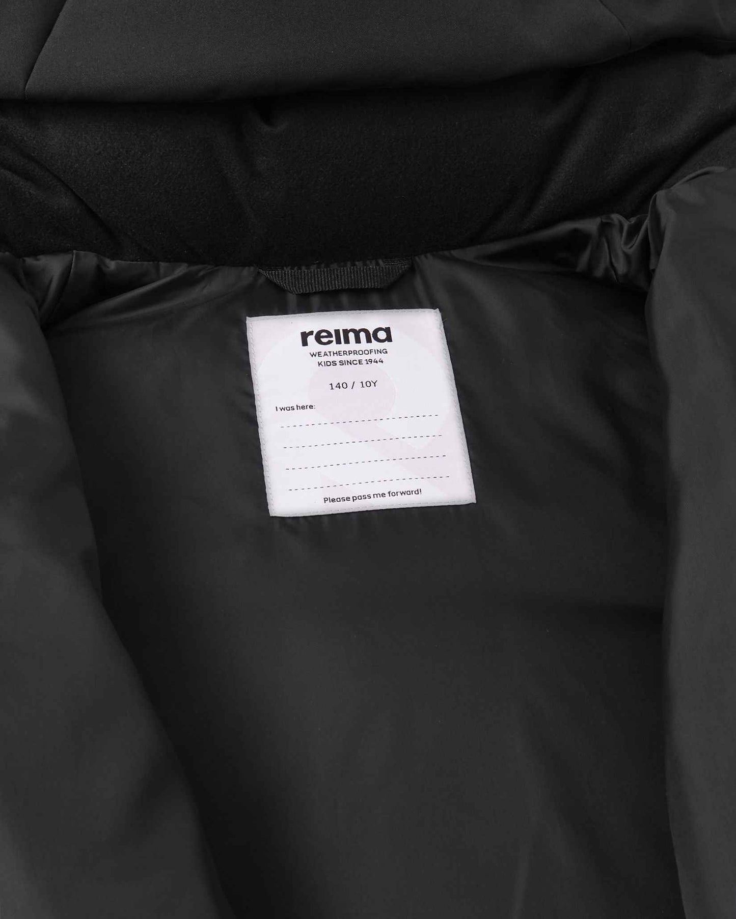 Interior view of the collar area on the Reima Ranua kids' down ski jacket in black, highlighting the smooth inner lining and a white Reima brand size tag, emphasizing its durable, high-quality design.