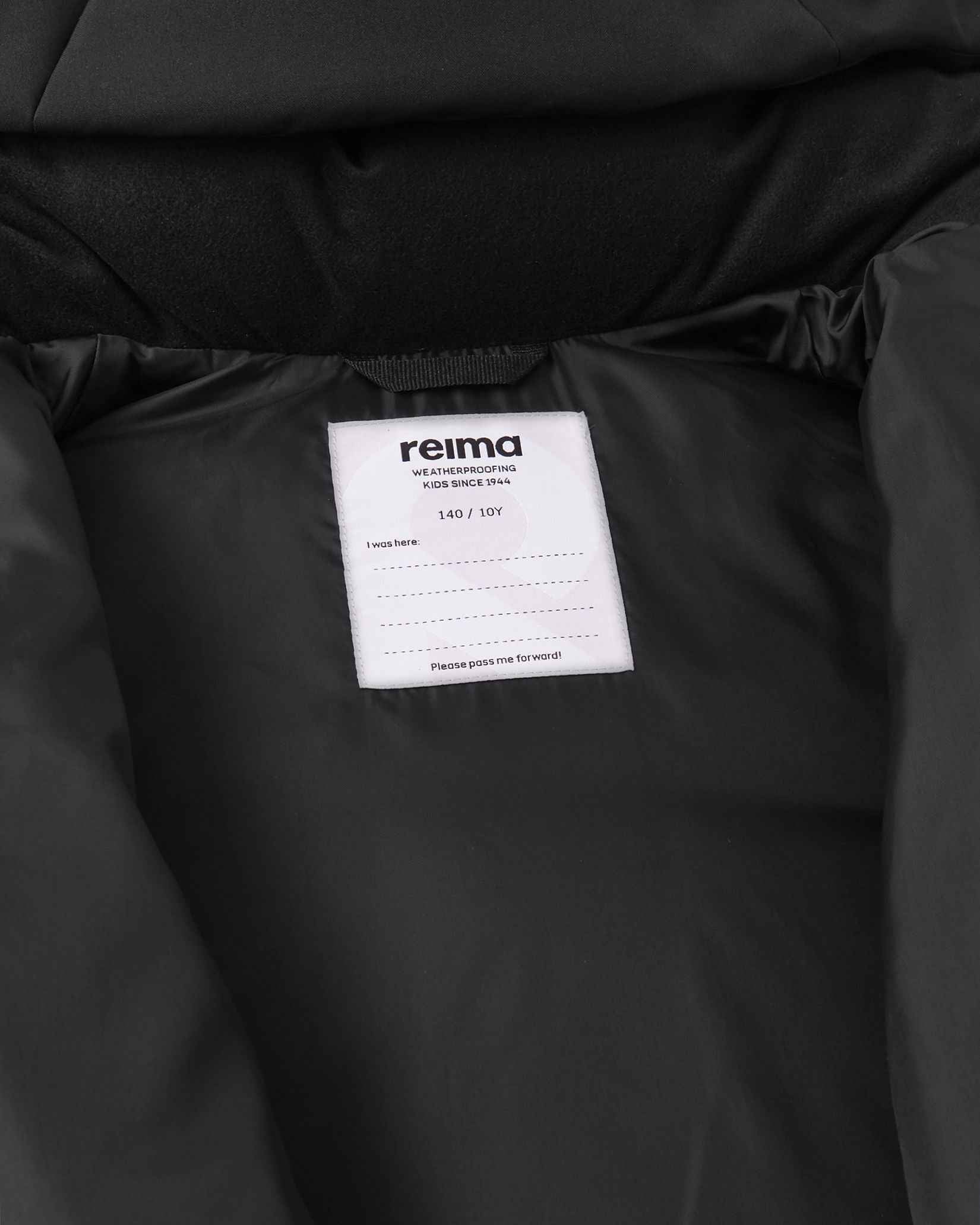 Interior view of the collar area on the Reima Ranua kids' down ski jacket in black, highlighting the smooth inner lining and a white Reima brand size tag, emphasizing its durable, high-quality design.