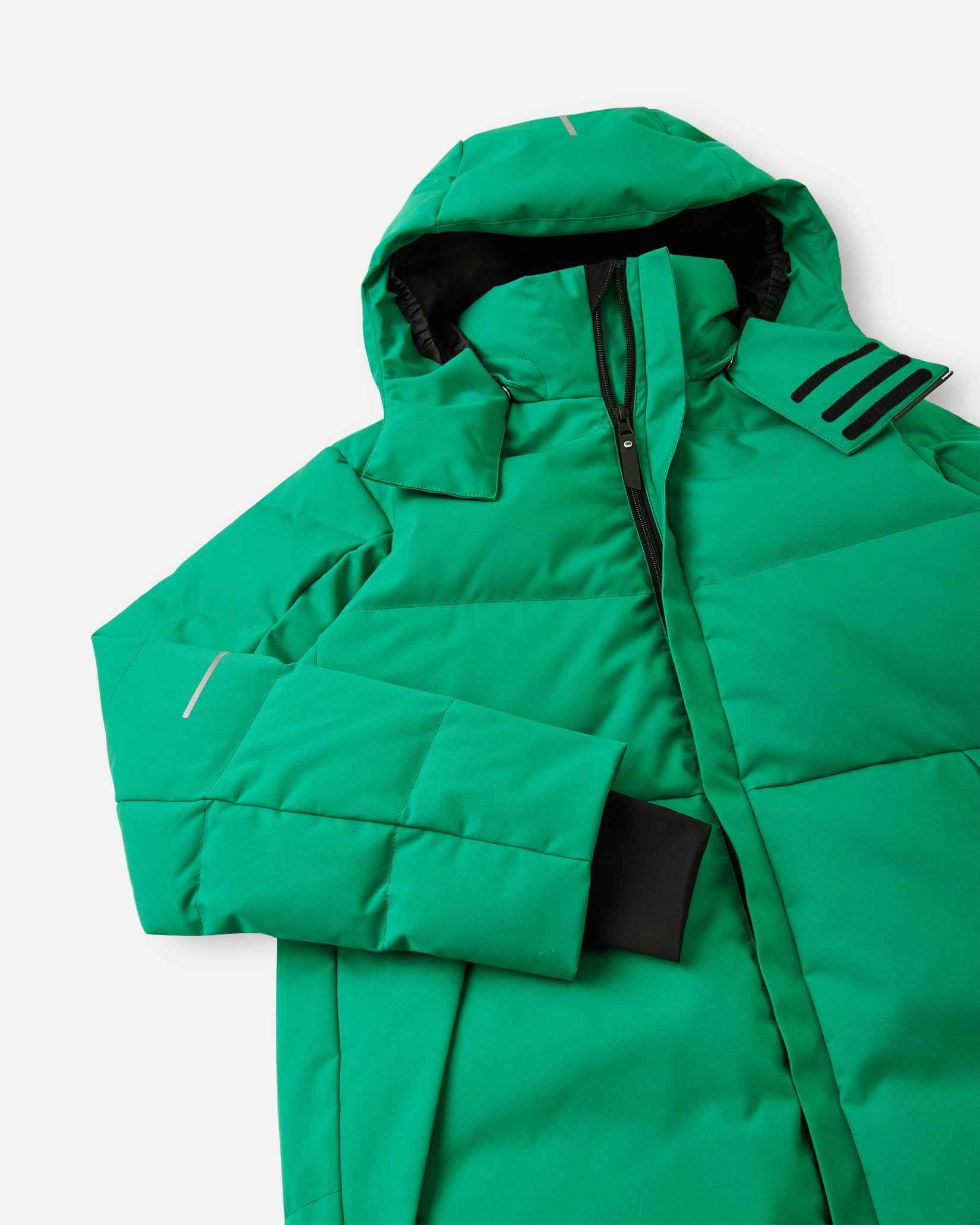 Close-up of the upper half of the Reima Ranua kids' down ski jacket in green, detailing the high protective collar with a soft black inner lining, the main front zipper, and adjustable velcro cuffs with inner lycra thumbhole sleeves.