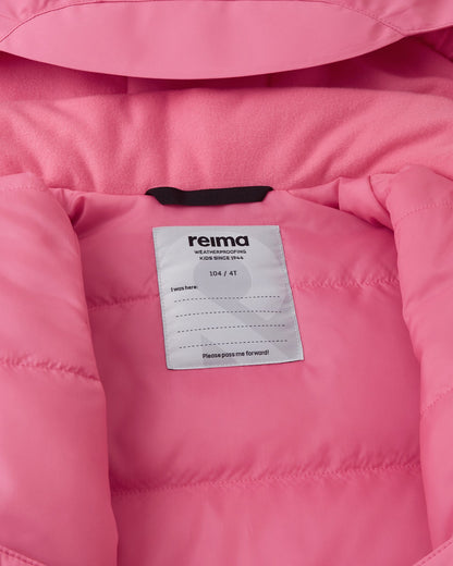 Inside collar view of the soft coral Reima Reach ski suit, displaying the warm fleece lining and a dedicated name tag with lines for multiple children to encourage sustainable hand-me-downs.