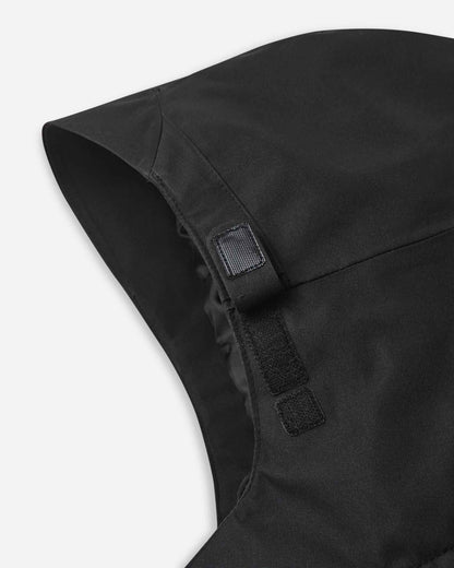 A velcro strap on the back of the ski jacket hood allows parents to adjust the size for their child's head.