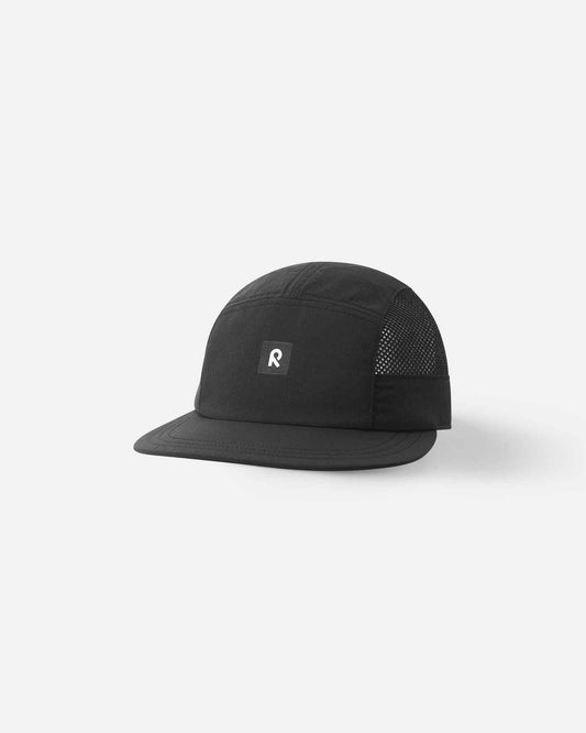 Front view of the Reima Verkot kids' UPF 50+ summer cap in solid black, featuring a classic 5-panel design, breathable mesh side panels, and a protective sun brim.